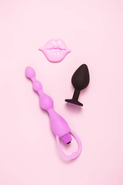 Vuxen sex leksaker och tillbehör på rosa bakgrund. — Stockfoto