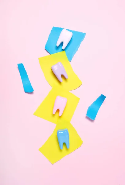 Grandi denti su sfondo blu e rosa. Minimo — Foto Stock