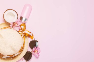 Tatil kadın şeyler: hasır şapka, güneş gözlüğü, güneş kremi, tropikal meyve.