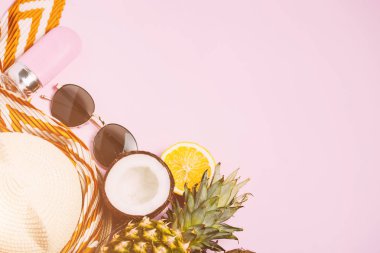 Tatil kadın şeyler: hasır şapka, güneş gözlüğü, güneş kremi, tropikal meyve.