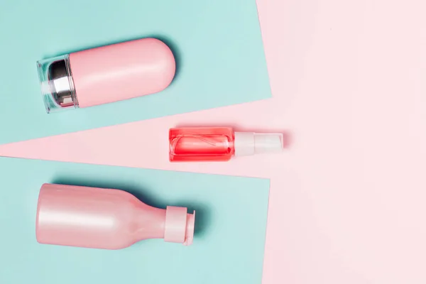Creativa belleza mínima y fondo de salud con botella rosa — Foto de Stock