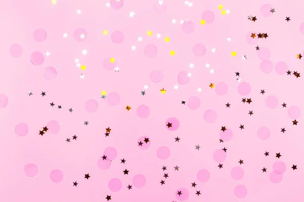 Confettis roses et étoiles et étincelles sur fond rose . — Photo
