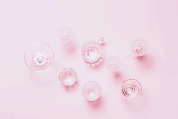 Creativo minimo bellezza e salute sfondo con bottiglia rosa — Foto Stock