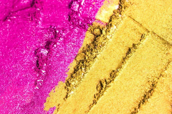 Разбитая фиолетовая и золотая тени для глаз составляют палитру изолированы на белом фоне . — стоковое фото