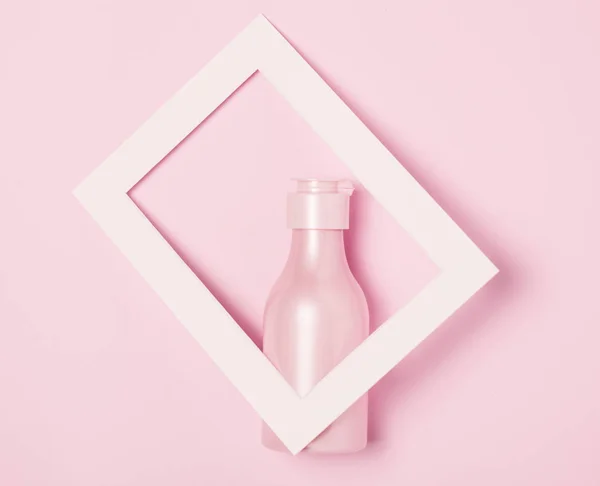 Creativa belleza mínima y fondo de salud con botella rosa — Foto de Stock
