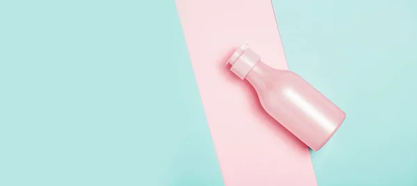 Kreativ minimal skönhet och hälsa bakgrund med rosa flaska — Stockfoto