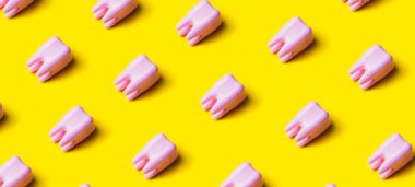 Sarı parlak arka planda diş deseni. Üstte görüntü.