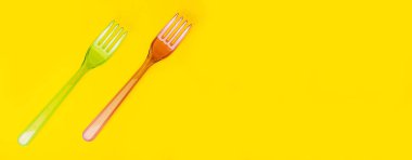 Sarı arka plan üzerinde P çatallar. Sıfır atık kavramı.