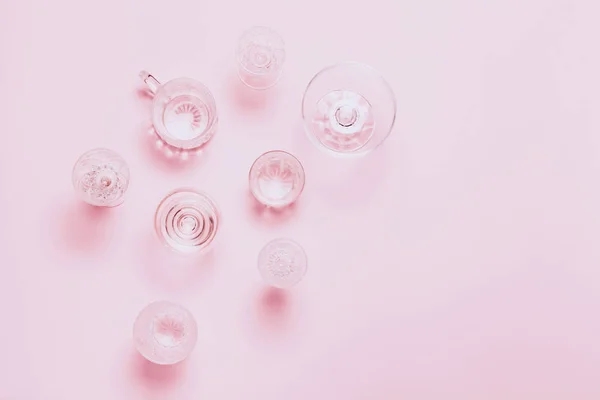 Molti bicchieri vuoti su sfondo rosa. Vista dall'alto, piatta . — Foto Stock