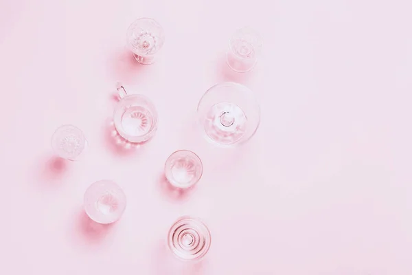 Muchos vasos vacíos sobre fondo rosa. Vista superior, plano . —  Fotos de Stock