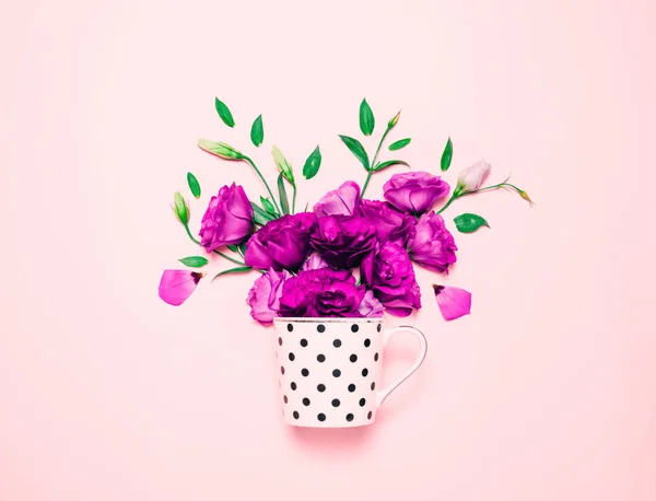 Copa de café abd hermosas flores sobre fondo rosa . —  Fotos de Stock