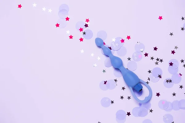 Volwassen sexy Toy Anaal plug op roze achtergrond met confetti. Bovenaanzicht, vlakke lay. — Stockfoto