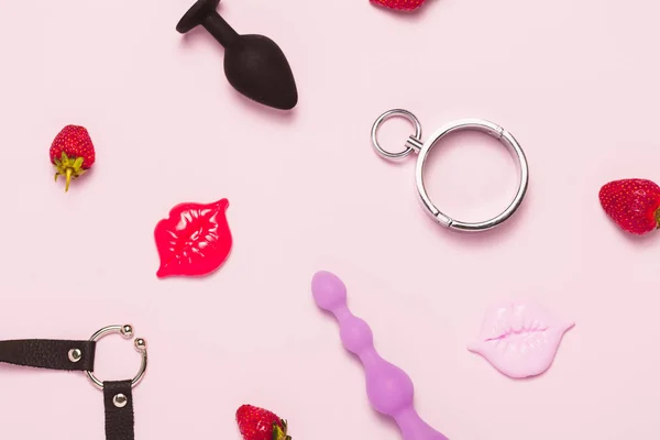 Vuxen sex leksaker och tillbehör på rosa bakgrund. — Stockfoto
