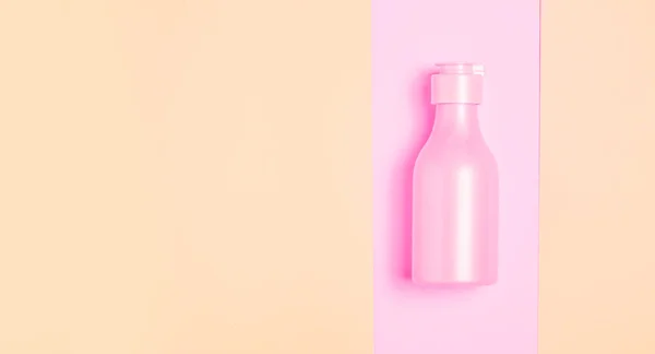 Creativo minimo bellezza e salute sfondo con bottiglia rosa — Foto Stock