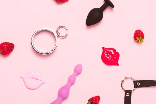 Vuxen sex leksaker och tillbehör på rosa bakgrund. — Stockfoto