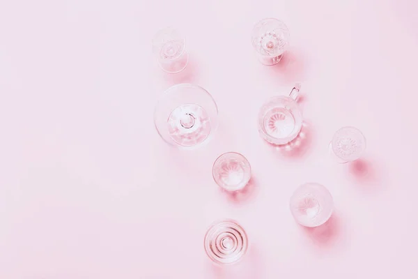 Много пустых стаканов на розовом фоне. Вид сверху, плоский . — стоковое фото