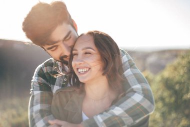 Genç güzel dışında güzel günbatımı üzerinde yürüme çift.