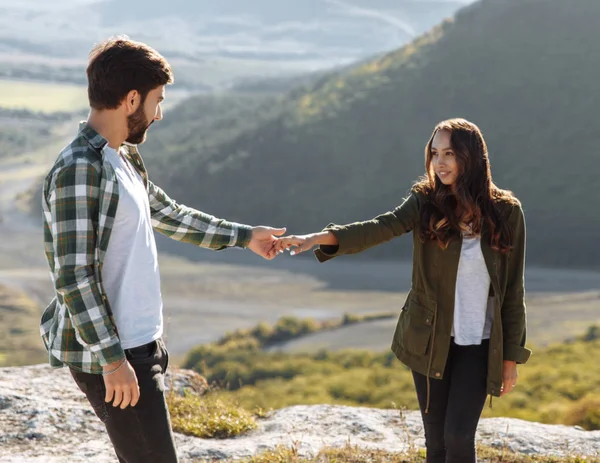 Unga vackra paret gå utanför på vacker solnedgång. — Stockfoto