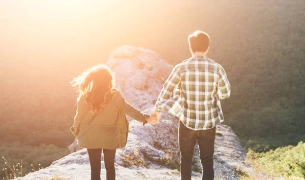 Unga vackra paret gå utanför på vacker solnedgång. — Stockfoto