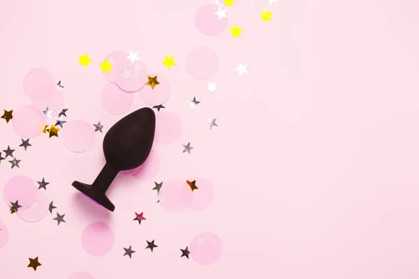 Adulto sexy brinquedo anal plug no fundo rosa com confete. Vista superior, flat lay . — Fotografia de Stock