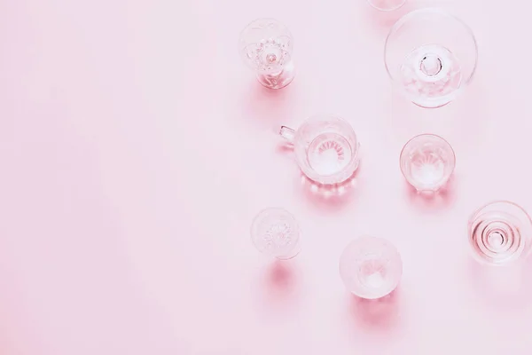 Sok üres szemüveg rózsaszín háttér. Felülnézet, lapos Lay. — Stock Fotó