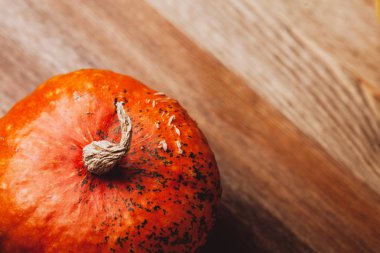 Tahta masadaki balkabağının makrofotografı. Cadılar Bayramı ya da Şükran Günü konsepti
