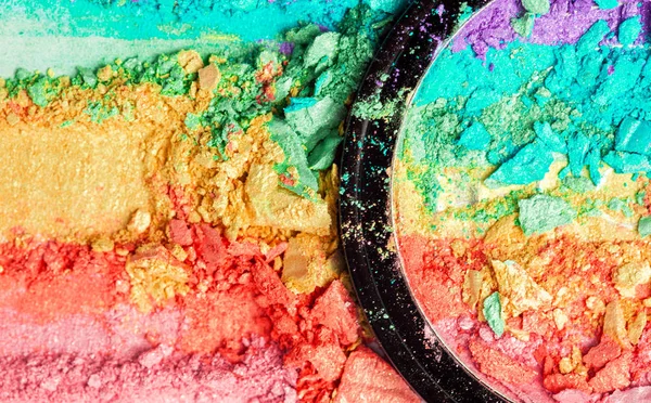Uno striscio di ombretto colorato arcobaleno rotto, compongono una tavolozza isolata su uno sfondo bianco . — Foto Stock