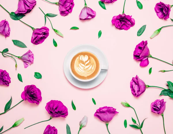 Чашка кави абд красивих квітів на рожевому фоні . — стокове фото