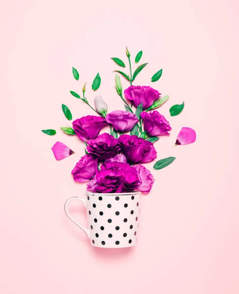 Copa de café abd hermosas flores sobre fondo rosa . —  Fotos de Stock