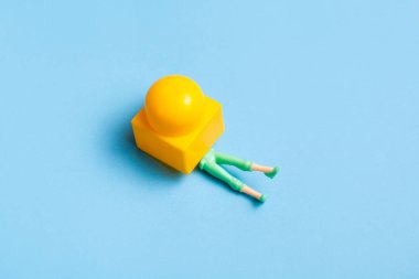 Bebek bacakları tuğla yapıcı ile aşağı bastırdı.