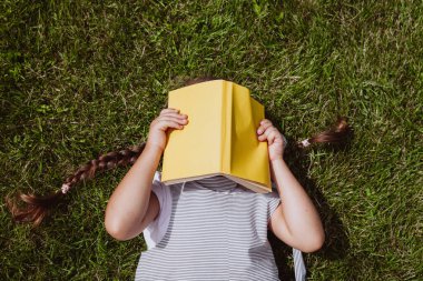 Pembe göz farı vuruşu beyaz arka planda izole edilmiş. Üst manzara, düz uzanma.