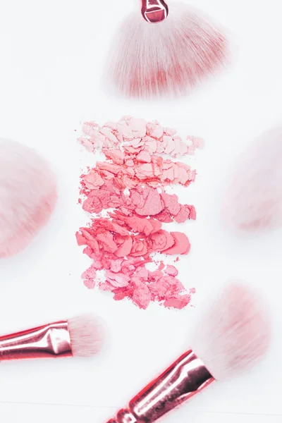 Růžové Oční Stíny Make Štětce Izolované Bílém Pozadí Pohled Shora — Stock fotografie