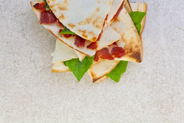 Flatbread Pita Plněná Šunkou Zeleninou Omáčkou Kulaté Dřevěné Desce Pohled — Stock fotografie