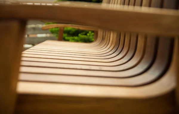 花园中的木制公园长椅 宏观细节 — 图库照片