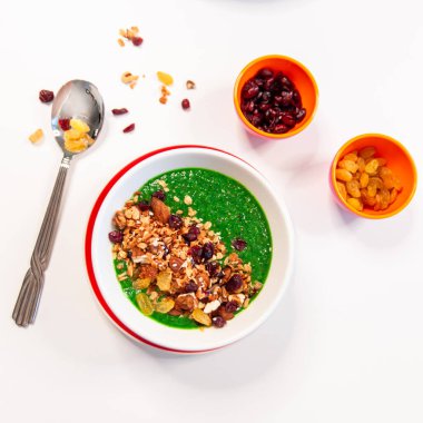 Taze yeşillikler ve beyaz masada meyveli meyve püresi. Sağlıklı vejetaryen yemekleri