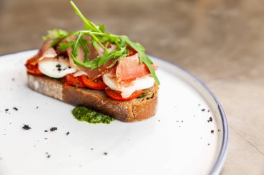 Somonlu bruschetta. Düz yatış, üst görünüm.