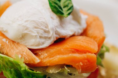 Füme somonlu omlet ve tost. Nefis bir kahvaltı. Makro fotoğraf.