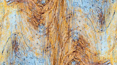 Eski boyanın dokusu ve alçı çatlakları arka planda.