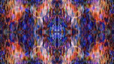 Eski boyanın dokusu ve alçı çatlakları arka planda.