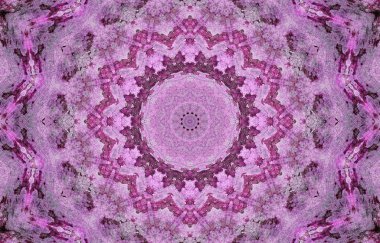 Eski boyanın dokusu ve alçı çatlakları arka planda.