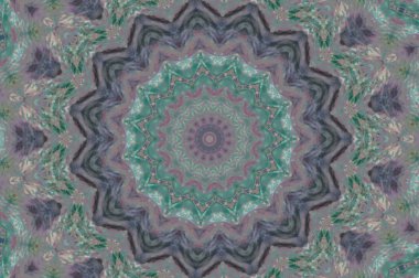 Eski boyanın dokusu ve alçı çatlakları arka planda.