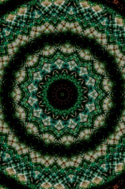 Eski boyanın dokusu ve alçı çatlakları arka planda.