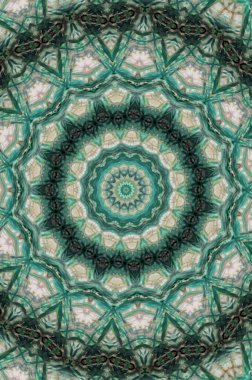 Eski boyanın dokusu ve alçı çatlakları arka planda.