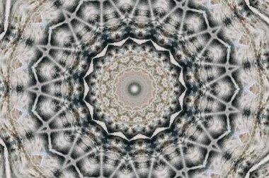 Eski boyanın dokusu ve alçı çatlakları arka planda.