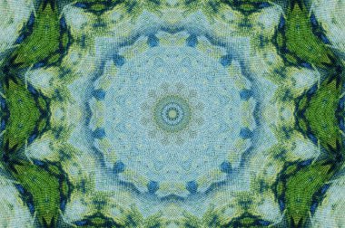 Eski boyanın dokusu ve alçı çatlakları arka planda.