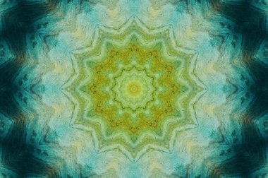 Eski boyanın dokusu ve alçı çatlakları arka planda.