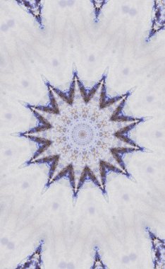 Eski boyanın dokusu ve alçı çatlakları arka planda.