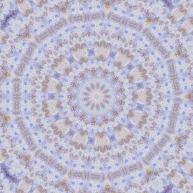 Eski boyanın dokusu ve alçı çatlakları arka planda.