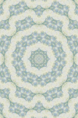 Eski boyanın dokusu ve alçı çatlakları arka planda.