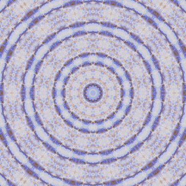 Eski boyanın dokusu ve alçı çatlakları arka planda.